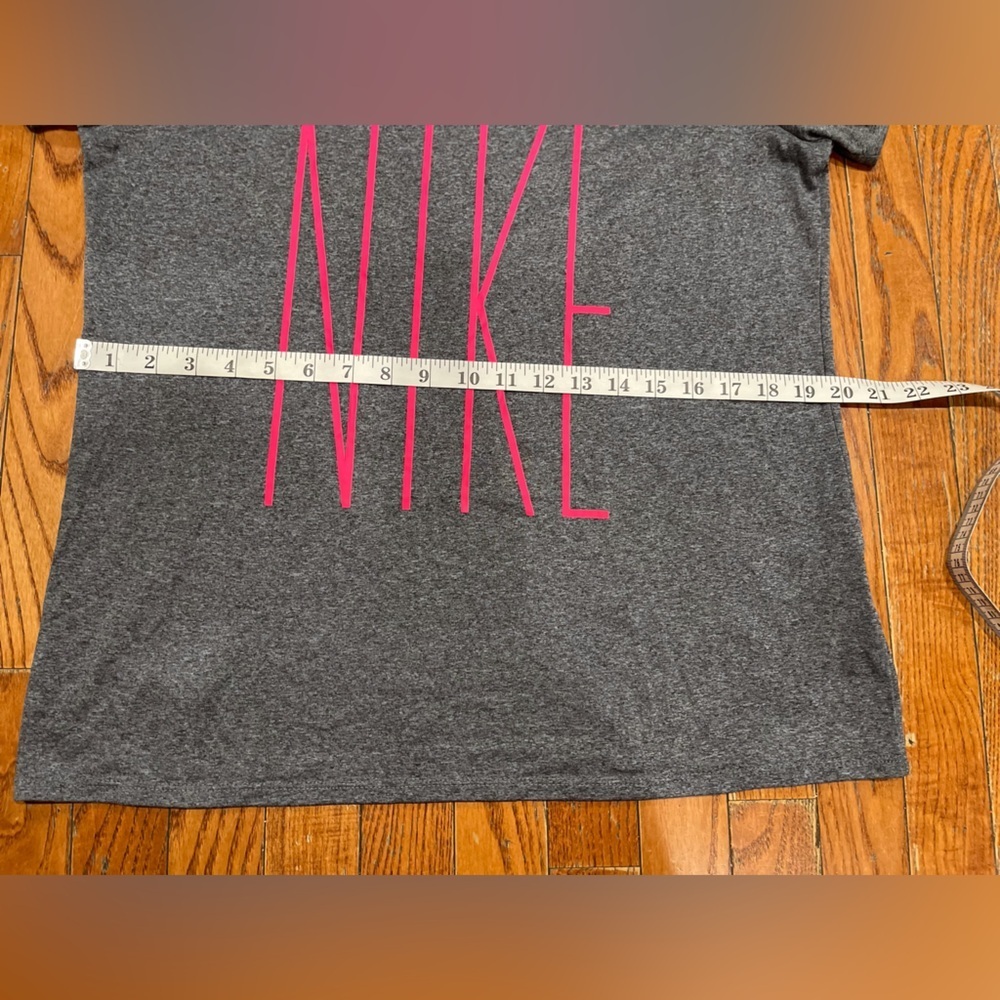 Nike Women's Charcoal Tee with Vibrant Pink Logo - Picture 3 of 7